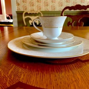 A set of 8 (eight) place settings in the Meredith pattern by Wedgwood (R. Lauren